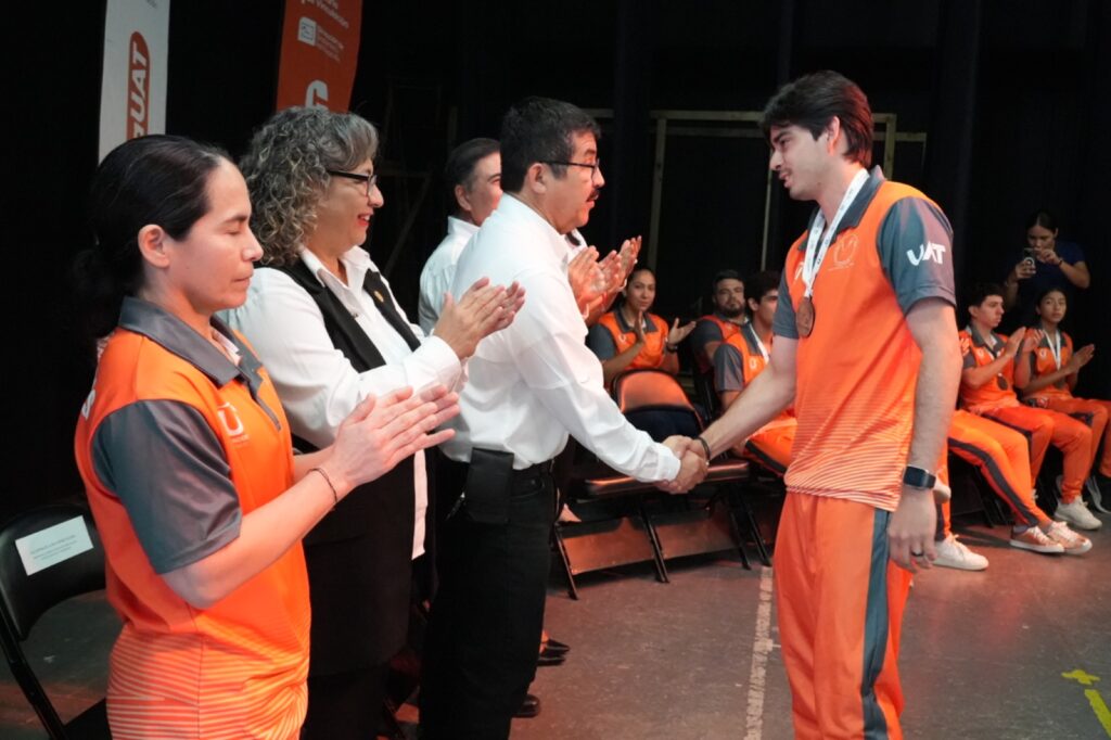 foto 3 estudiantes 12 06 2024